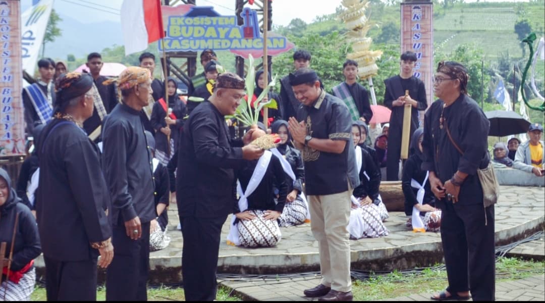Pembukaan Ngalaksa Perdana di Geotheater Rancakalong