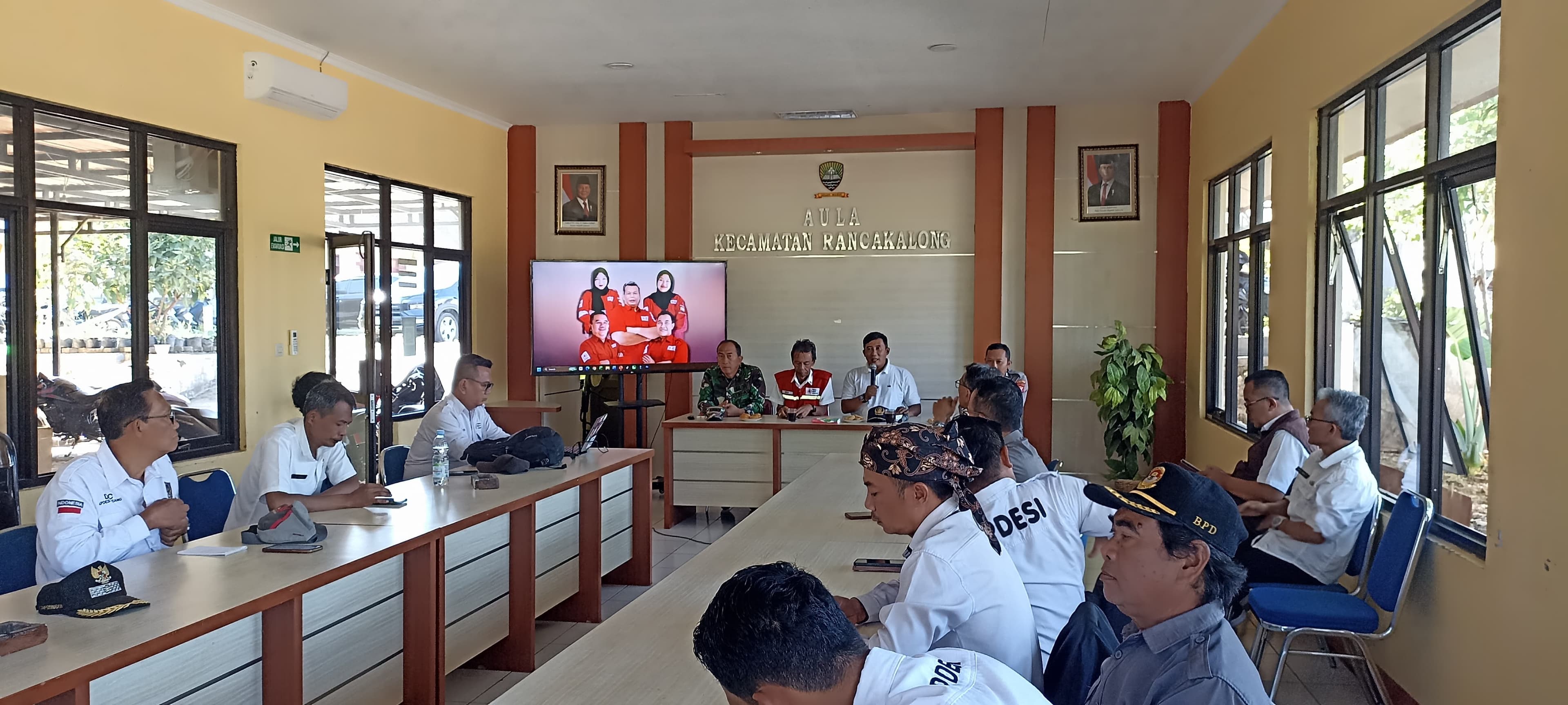 Rapat Minggon Kecamatan Rancakalong Bahas Program PMI, Persiapan HUT RI ke-81, hingga Tahapan Pilkades Nagarawangi
