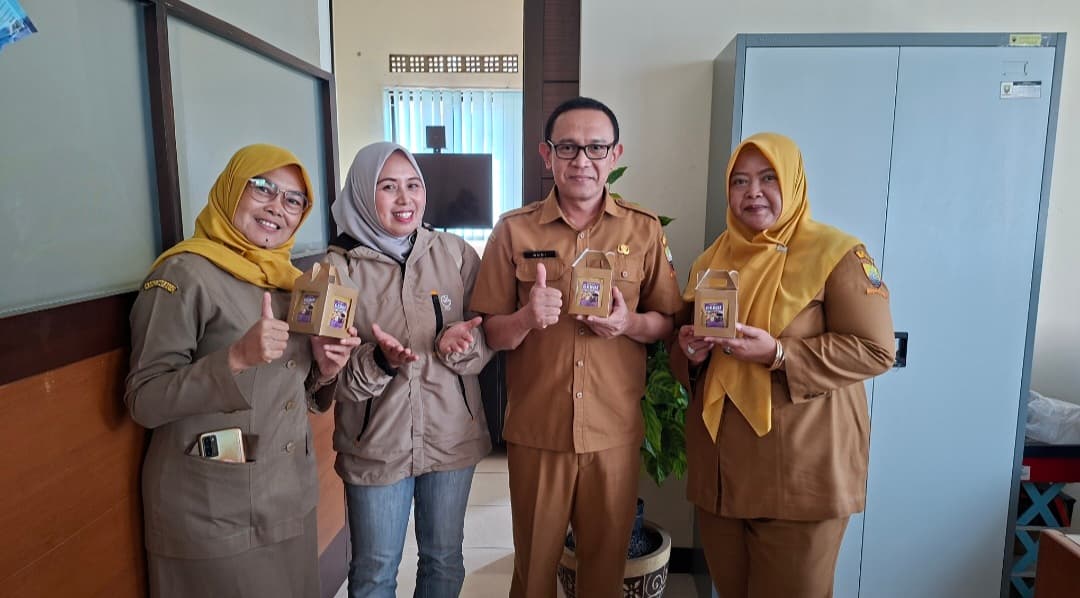 Pelaku UMKM Rancakalong Optimalkan Pemasaran Melalui Layanan Pesanan dan Antar Langsung 