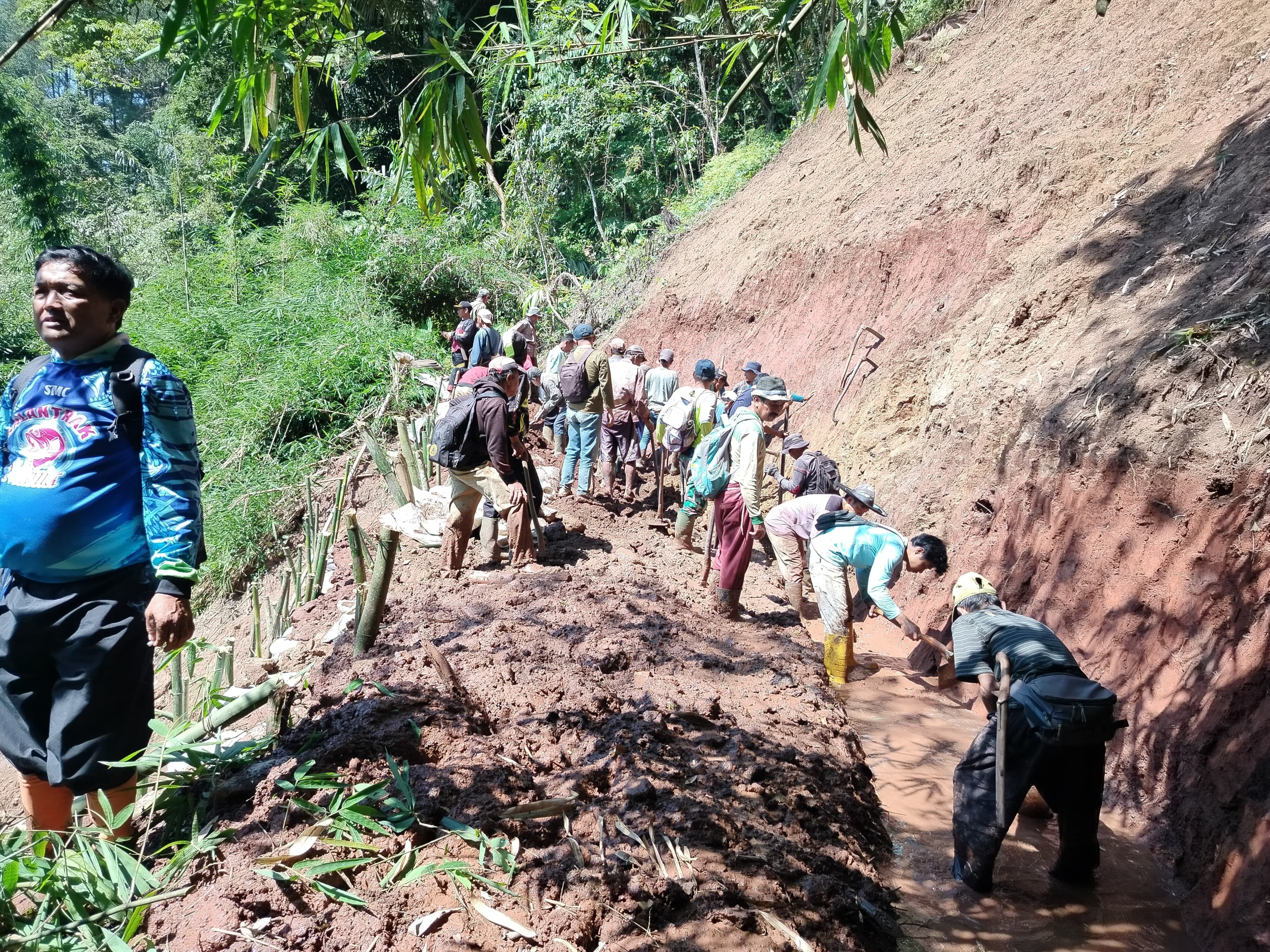 Semangat Gotong Royong Warga Desa Nagarawangi Perbaiki Saluran Air Ciojar yang Tertimbun Longsor 