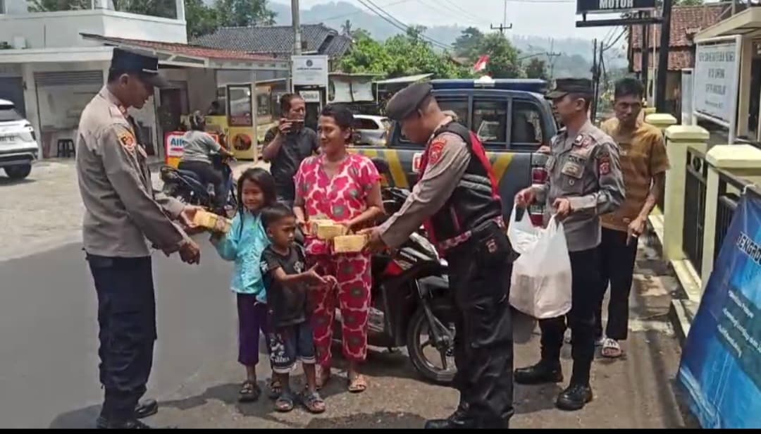 Jumat Berkah, Polsek Rancakalong Berbagi Makanan kepada Pengendara, Pejalan Kaki, dan Sopir Angkot 08 