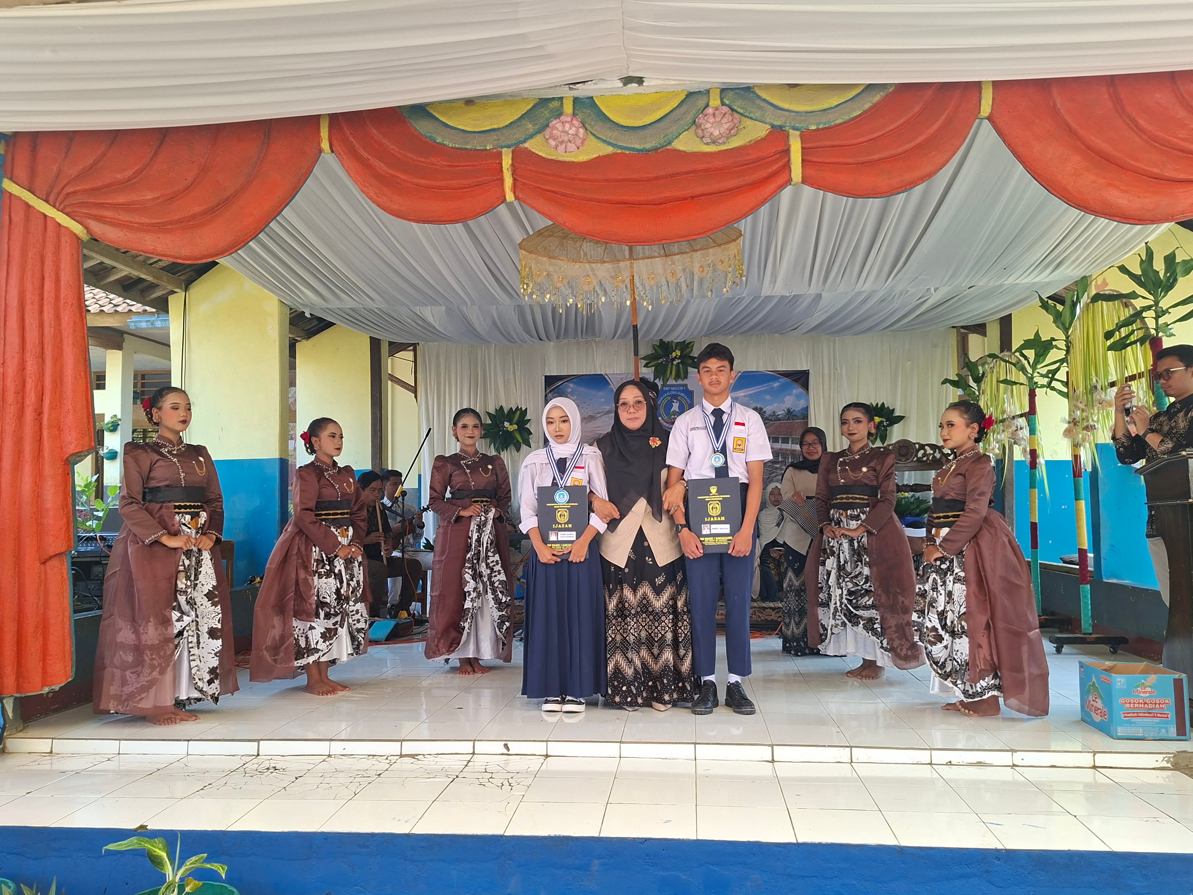 214 Siswa SMPN 1 Rancakalong Resmi Dilepas, Kepala Sekolah dan Camat Titip Pesan Jaga Akhlak dan Raih Masa Depan Gemilang 