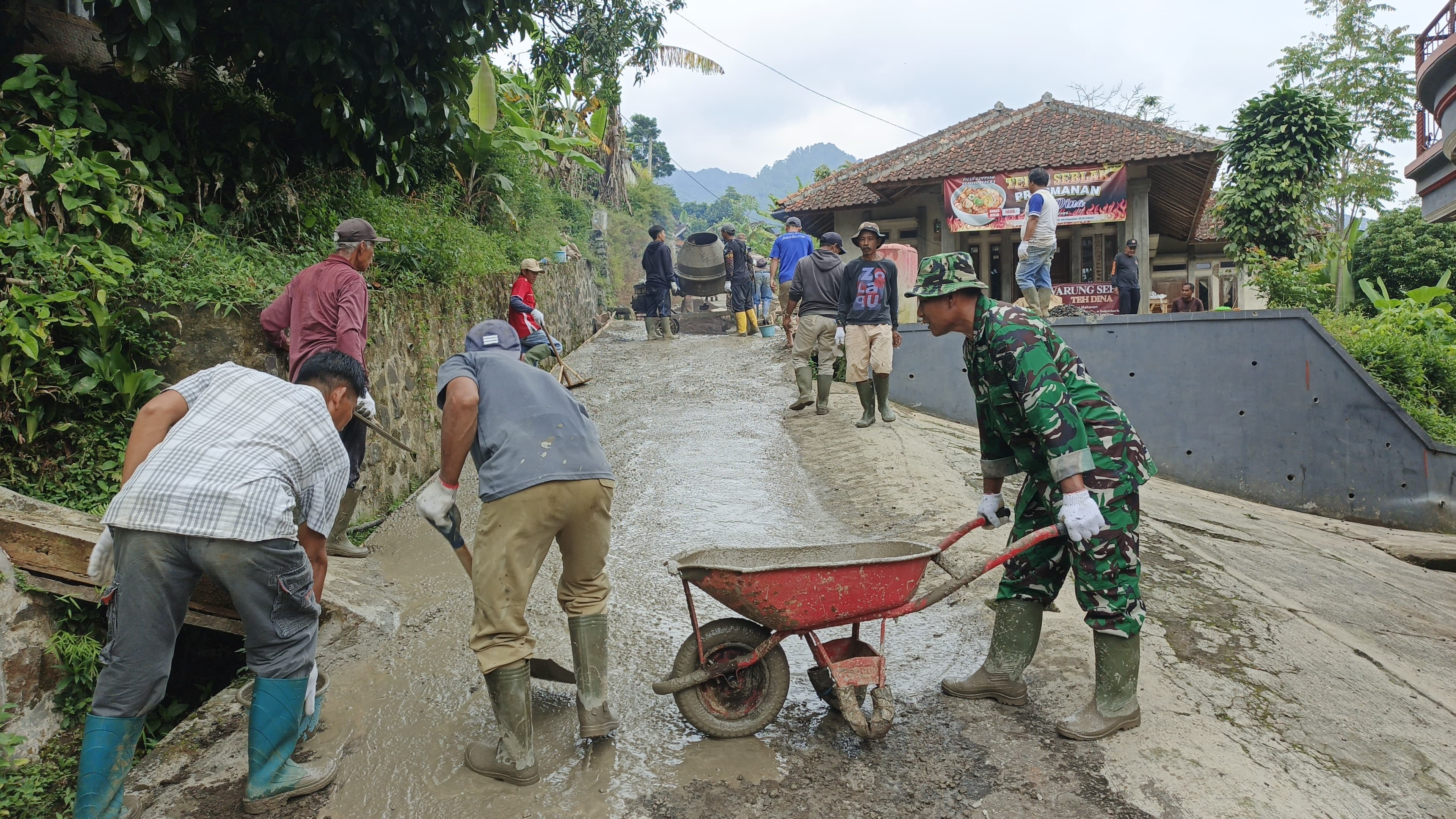 Semangat Gotong Royong Warnai Pembangunan Jalan Dusun Pasirmalang, Desa Cibunar