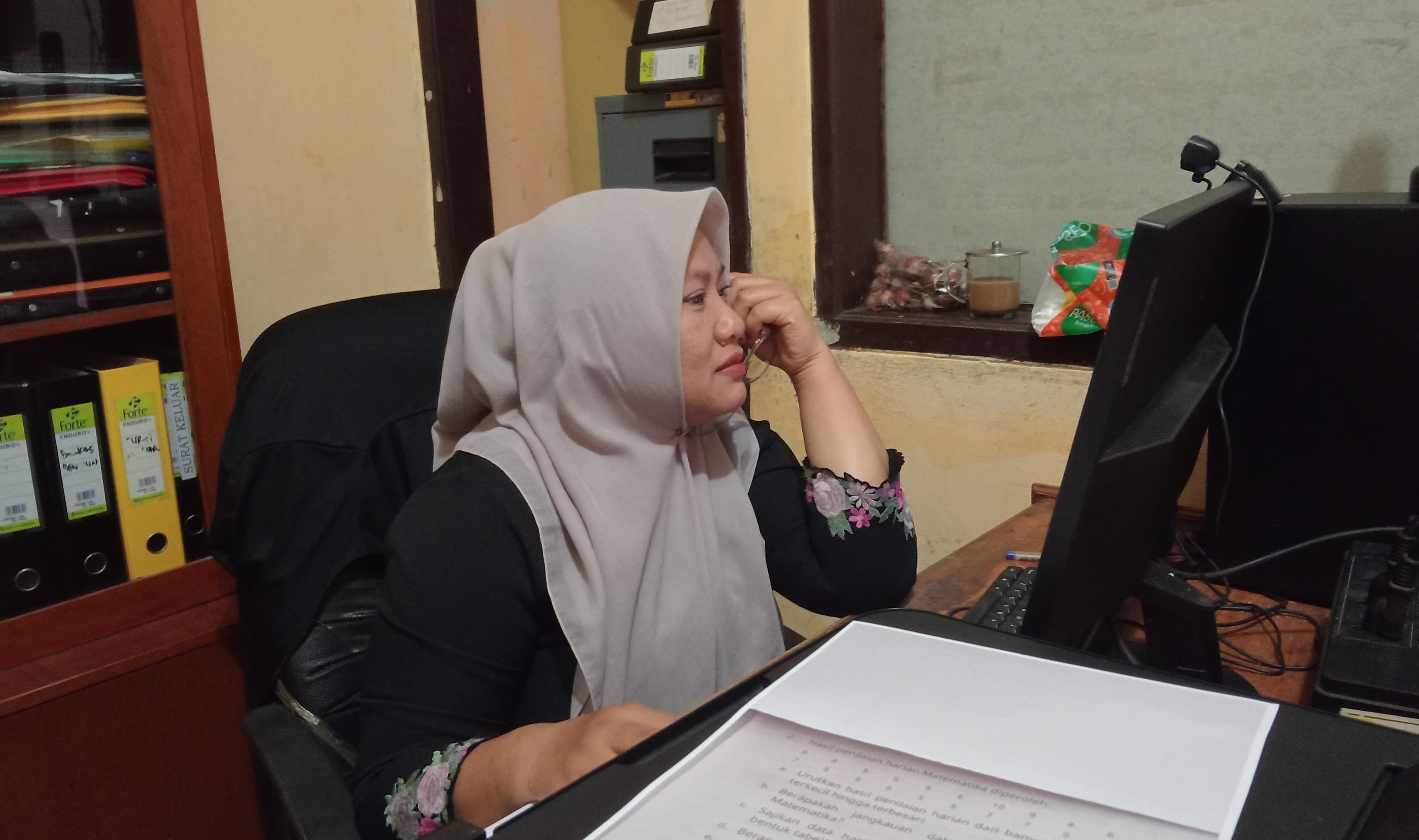 “Bebeb vs Hujan: Operator Aktif, Kerjaan Pending, Kopi Tetap Running!”