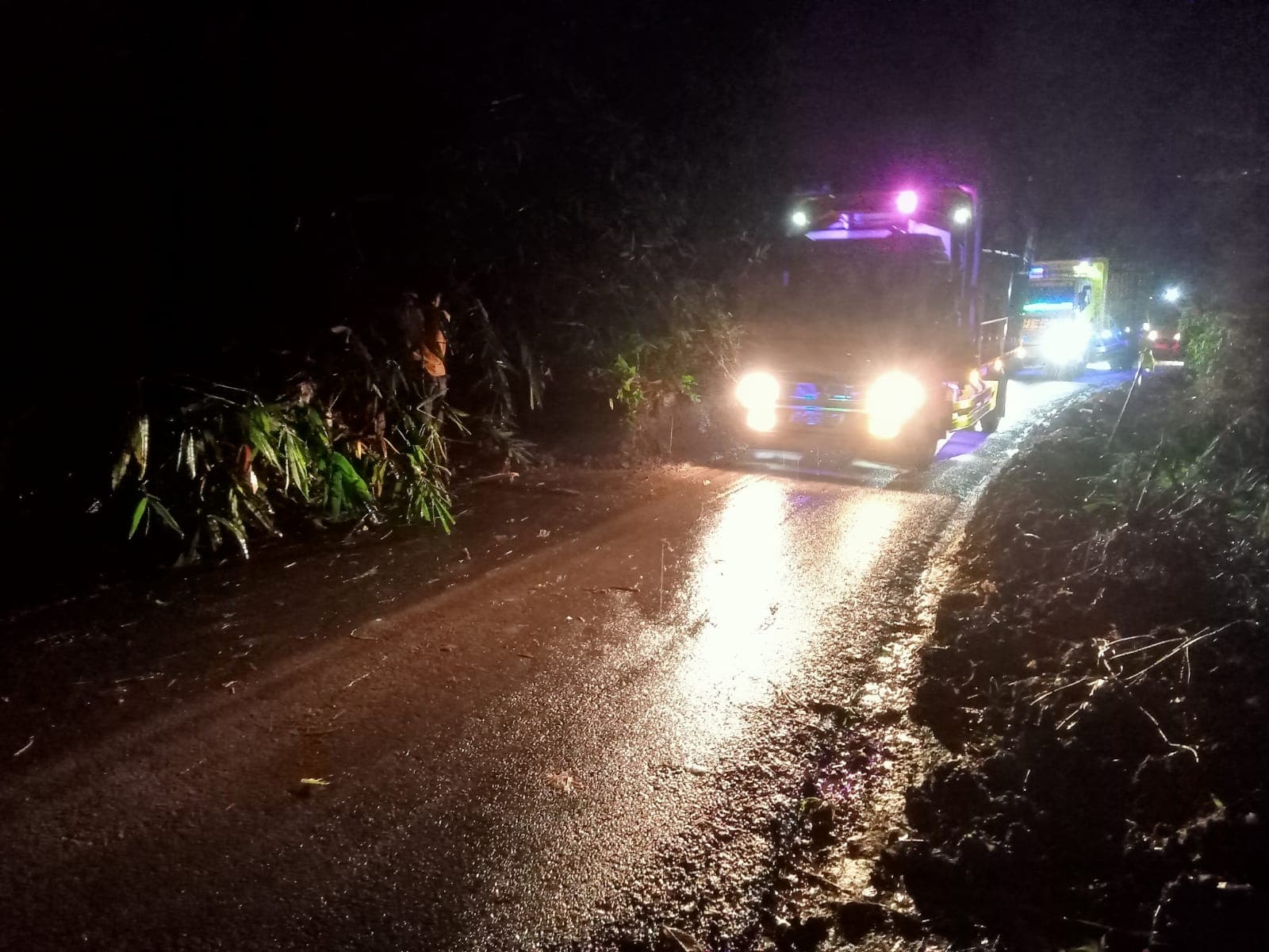 Longsor Tutup Akses Jalan Legok Bitung, Aparat Bergerak Cepat Tangani Situasi