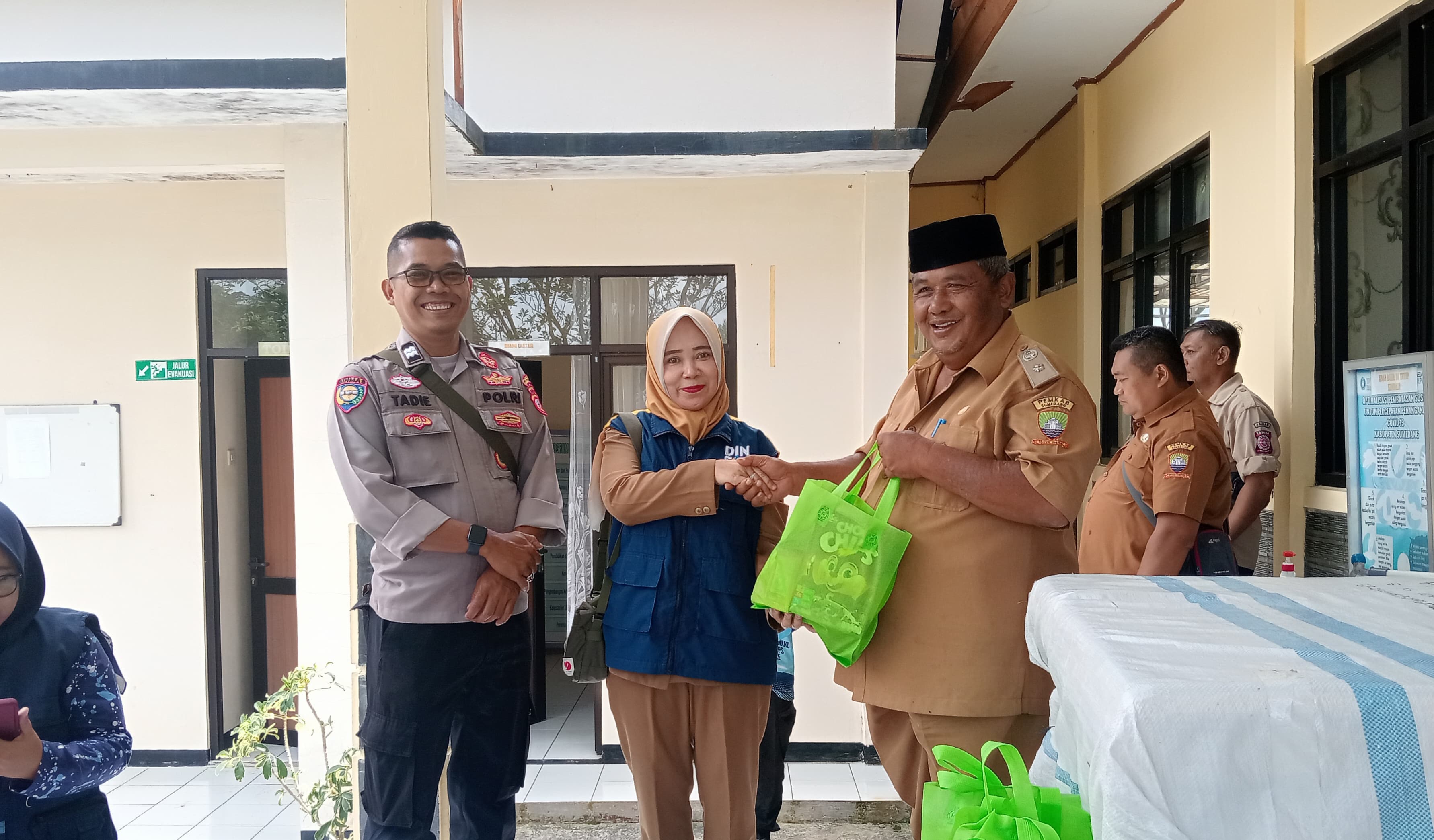 SIGAP DAN PEDULI: DINSOS SUMEDANG SALURKAN BANTUAN UNTUK KORBAN BENCANA DI RANCAKALONG