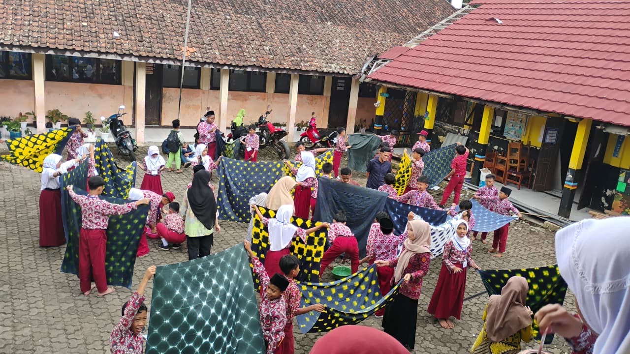 Pembelajaran Membatik di SDN Cisugan sebagai Upaya Penguatan Seni Rupa 