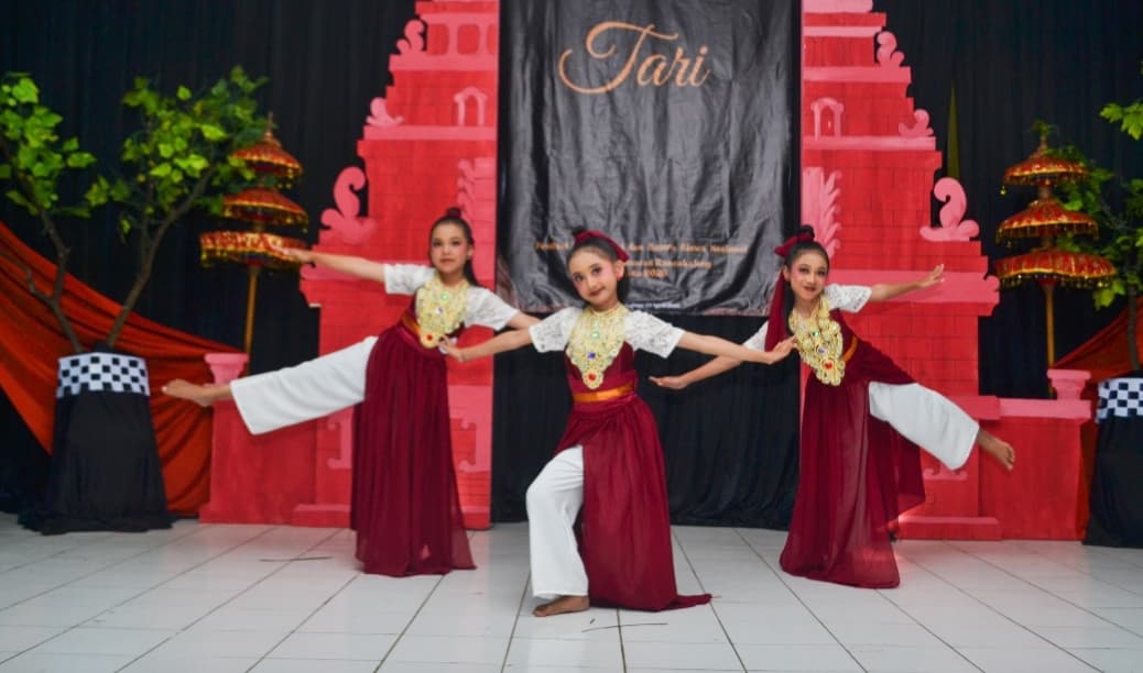 “Ngayunrarame”, Pesan Harmoni dari SDN Cikeusik di Panggung FLS3N Rancakalong