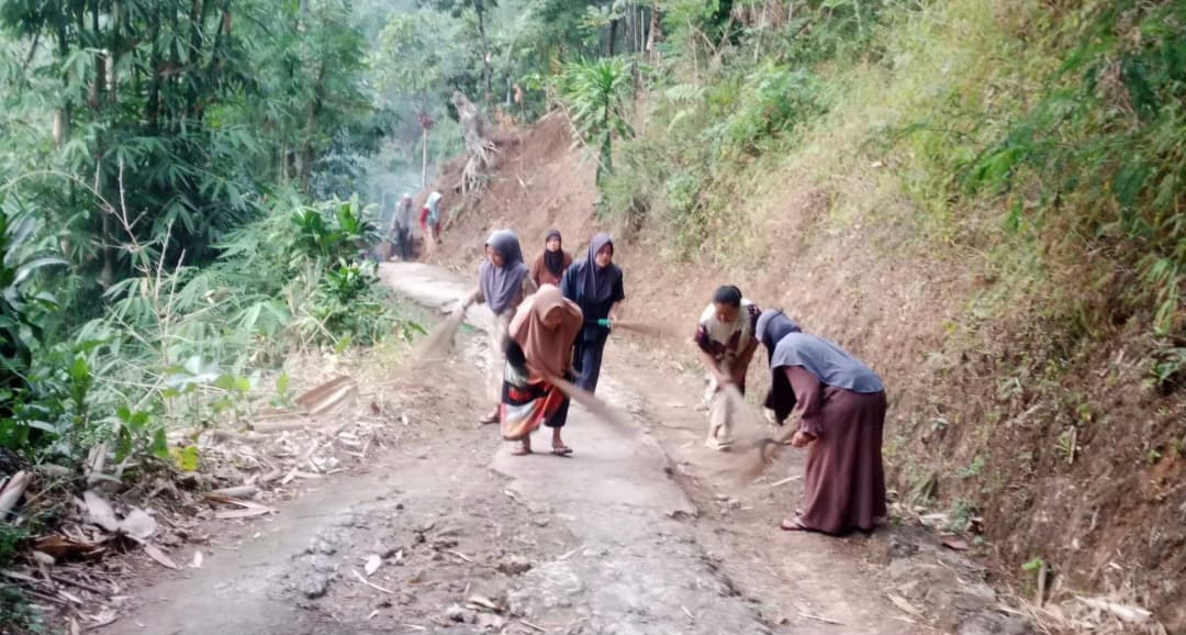 MINGSIH Jadi Wujud Kepedulian Warga, Pemerintah Desa Pangadegan Gelar Minggu Bersih di RT 03 RW 01 