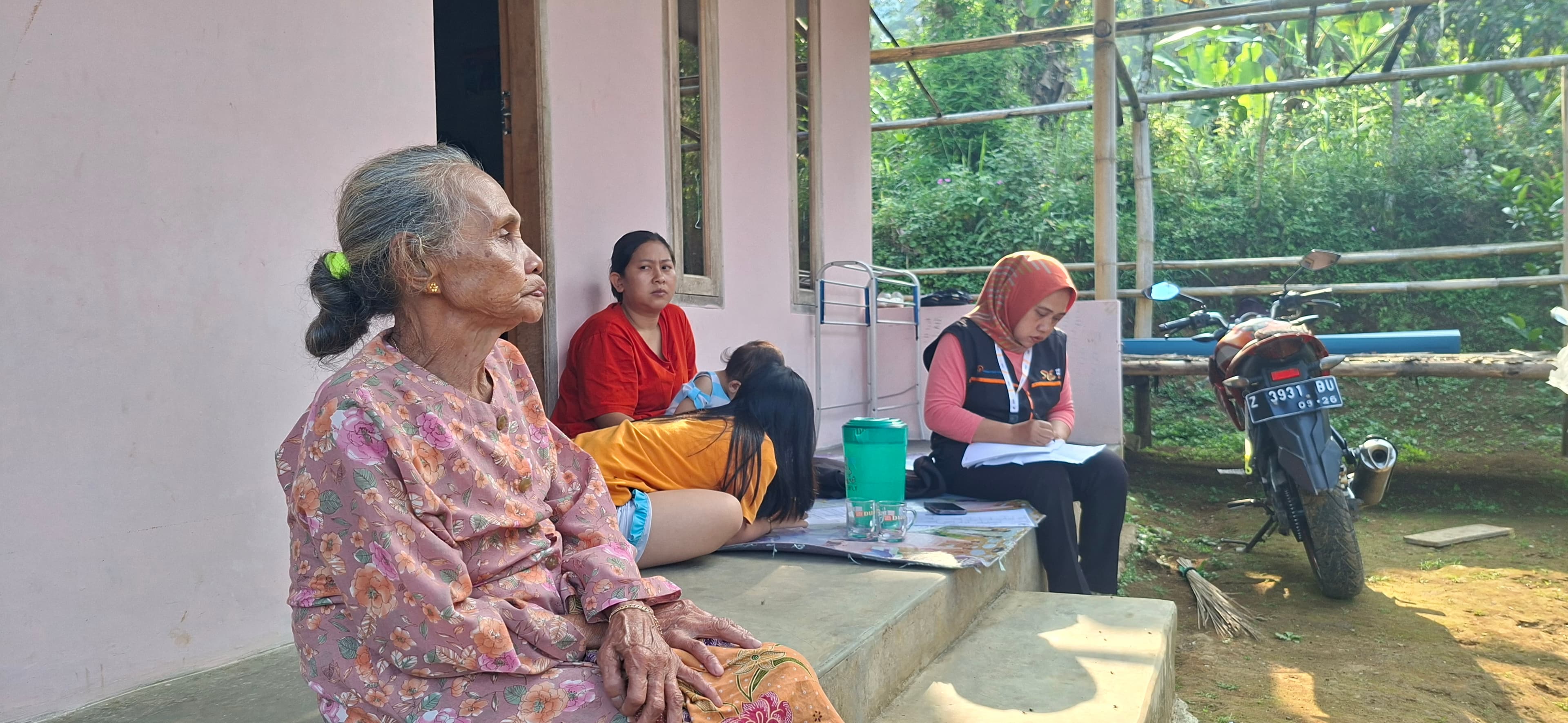 Petugas Sensus Ekonomi Laksanakan Pendataan Usaha di Desa Cibunar