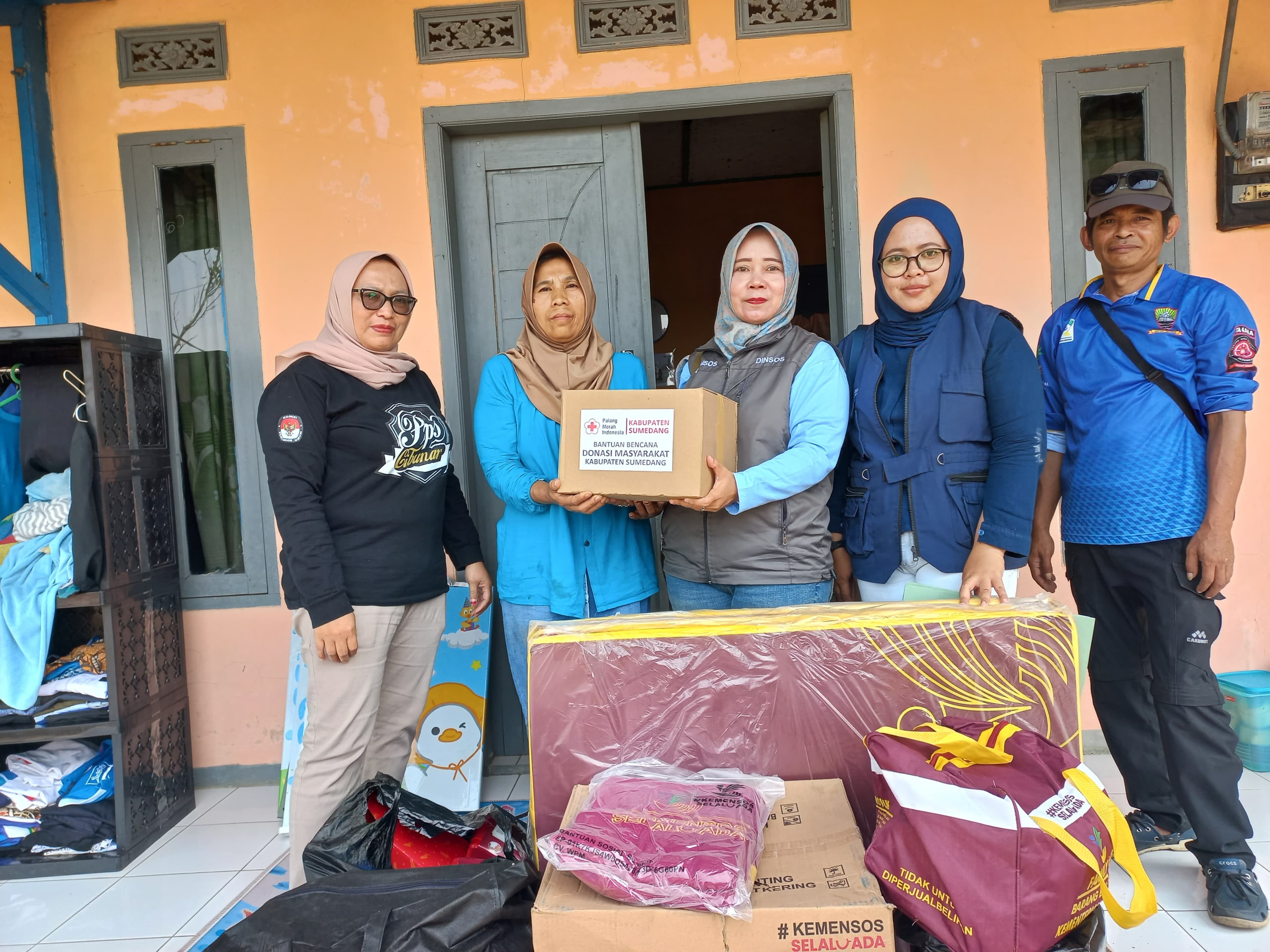 Korban Kebakaran di Desa Cibunar Terima Bantuan Logistik 