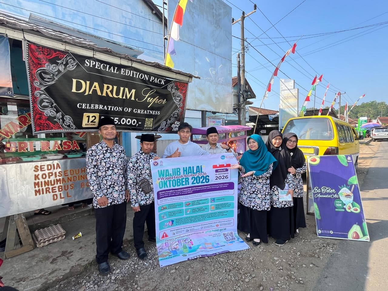Penyuluh Agama Islam dan Kepala KUA Rancakalong Sosialisasikan Wajib Halal Oktober kepada Pelaku UMKM 