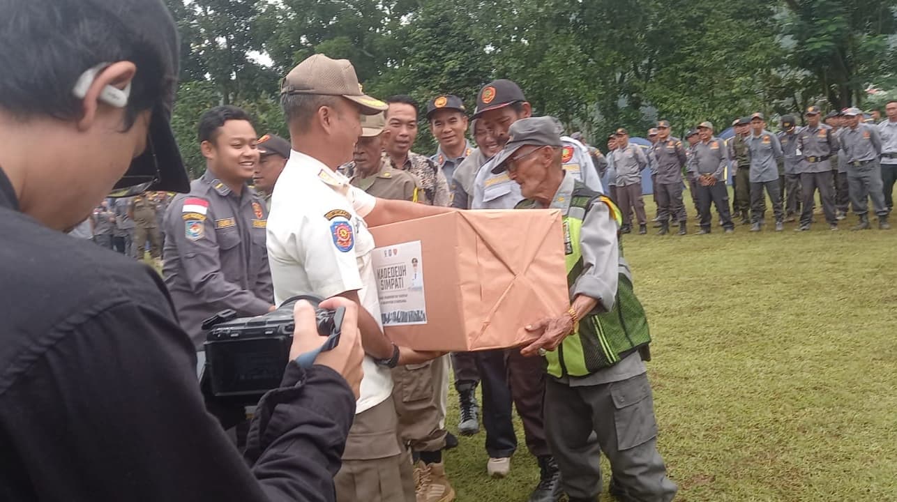 Dedikasi Tanpa Batas, Linmas Desa Sukasirnarasa Raih Penghargaan Pengabdian 20 Tahun Lebih