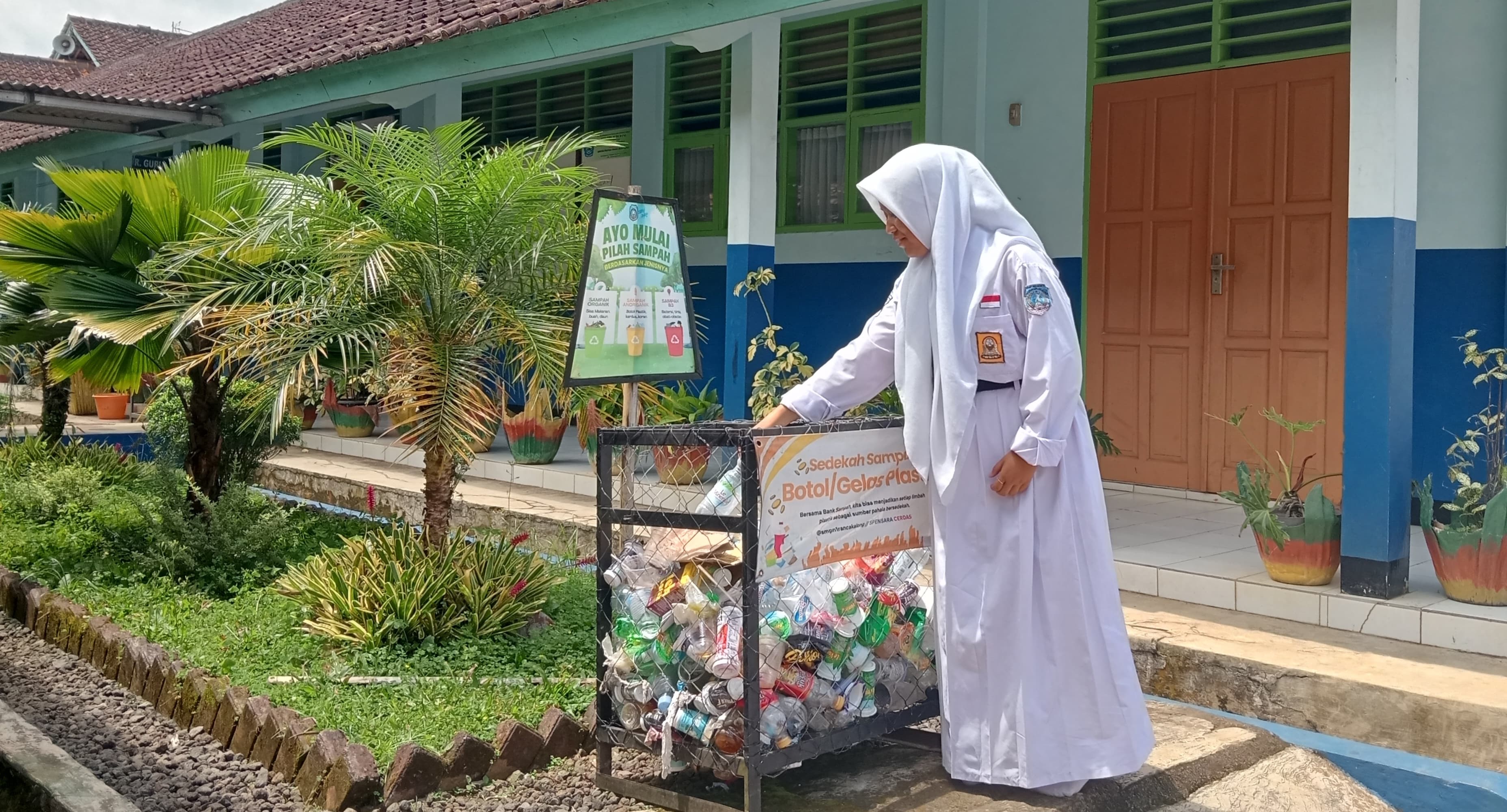 Gerakan Sedekah Botol: Langkah Nyata SMPN 1 Rancakalong Menuju Sekolah Ramah Lingkungan