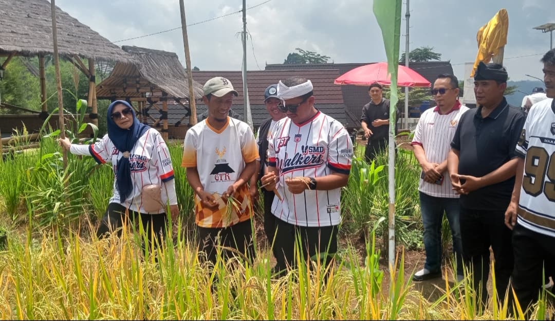 Menyatu dengan Alam dan Tradisi