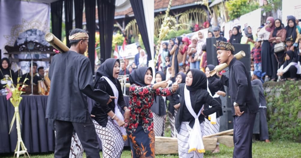 Perempuan di Balik Nyala Budaya Rancakalong