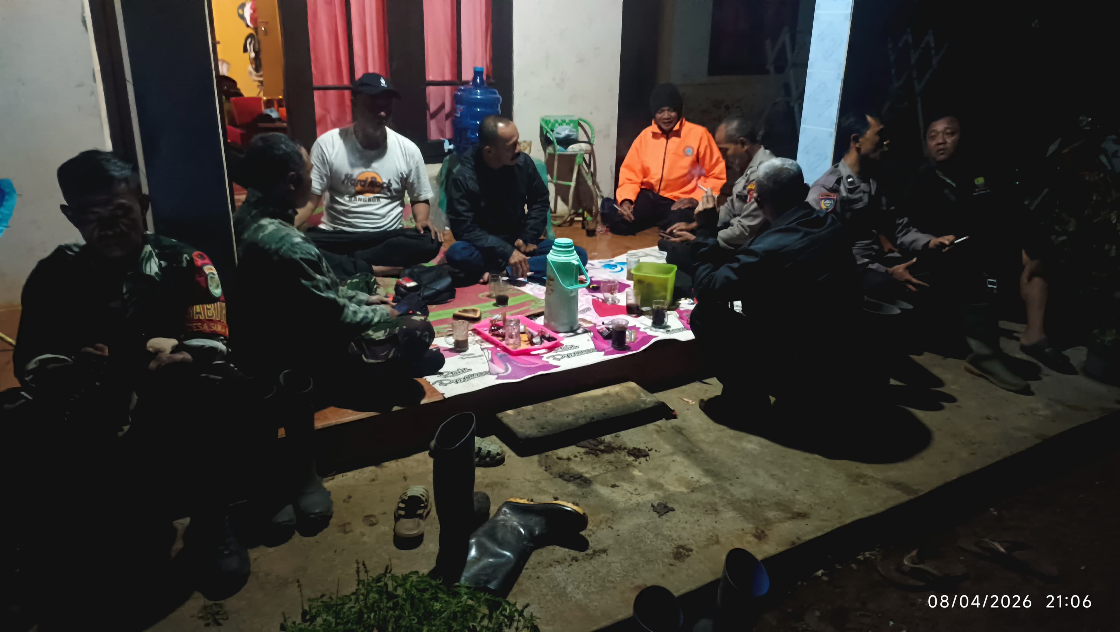 Kepala Desa Turun Langsung, Longsor Timpa Rumah Warga di Dusun Rancakalong